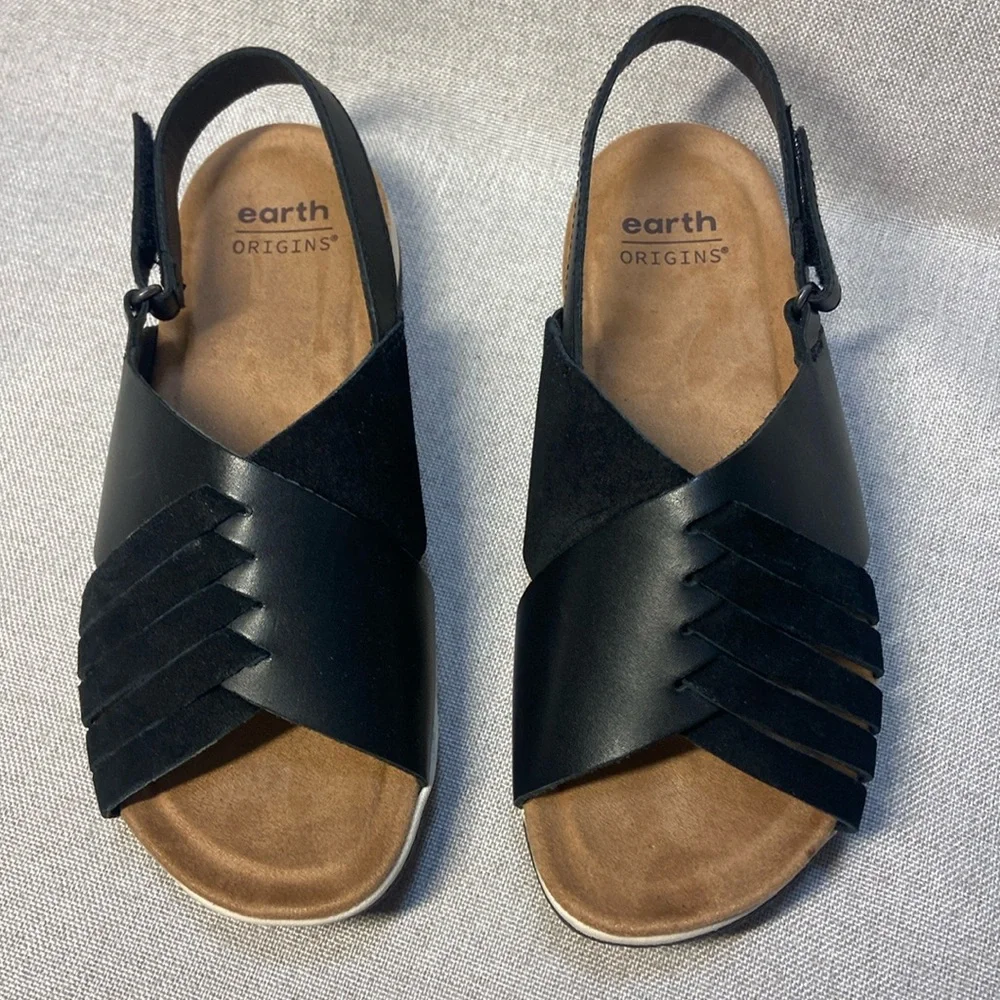 Earth Women's Suzie Flat Sandal Size 6,5. New.